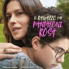 穿粉红色裤子的男孩